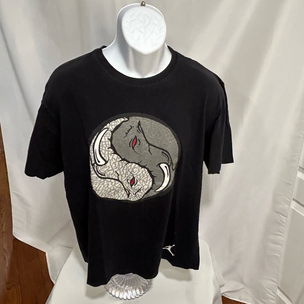 VINTAGE JORDAN black teeshirt in XL with a design in front which is raised